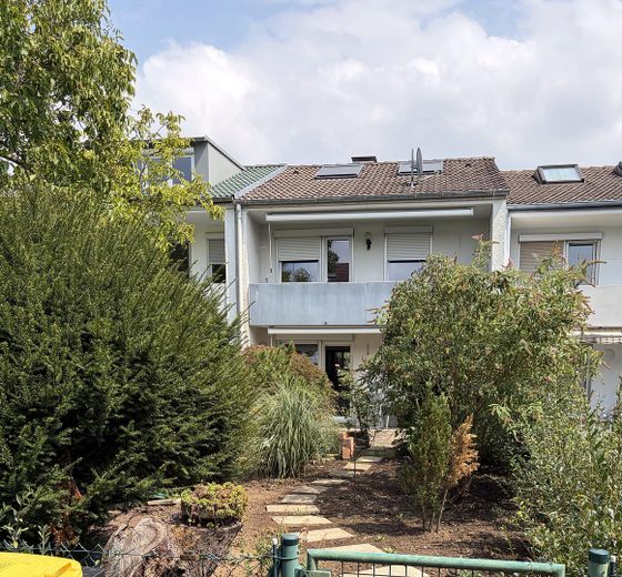Affascinante casa a schiera in posizione tranquilla con garage – Westansicht vom Gartentor aus