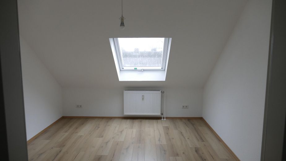 BEZUGSFREI ab 01.11.26: 4-Zi.-Maisonette (109m²) mit TG-Stellplatz & Balkon in Uni-Nähe! – Zimmer