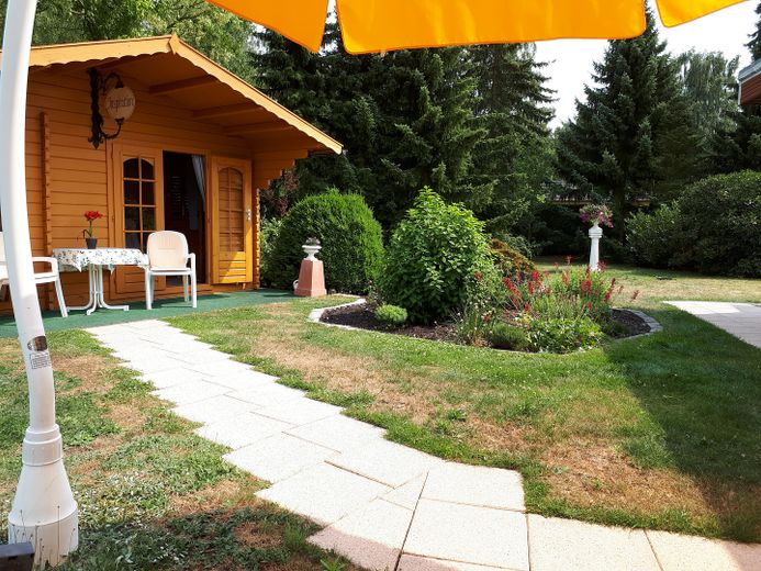 Barrierefreier Bungalow in gepflegter Gartenanlage – Weg zum Gartenhaus