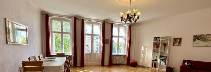 Bel appartement ancien meublé et lumineux avec balcon à Berlin-Friedenau – Wohnzimmer