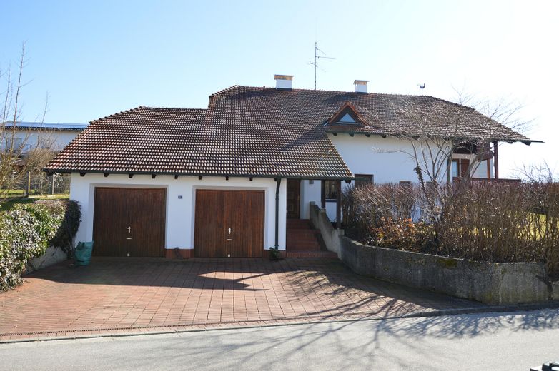 Einfamilienhaus mit 1.600 qm großem Grundstück; Privatverkauf - faires Angebot willkommen – Eingang mit Garagen