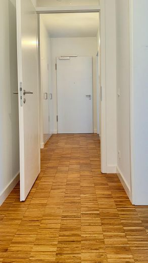 Freshly renovated in Othmarschen: 4 rooms, each with a garden door – commission-free – Flur mit Einbauschrank