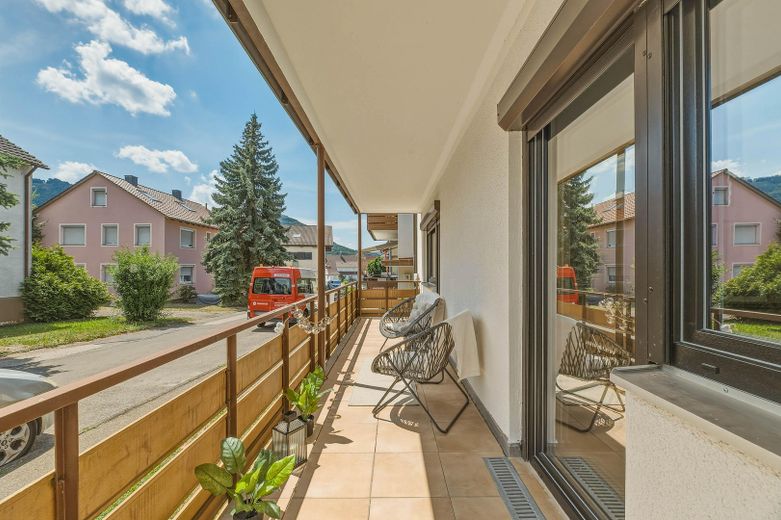 Schöner, ruhiger Sonnenbalkon
