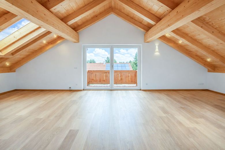 *PROVISIONSFREI*  moderne 2-Zimmer-DG-Wohnung mit Balkon – Wohnzimmer