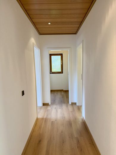 Vivienda en casa unifamiliar renovada con acceso a zonas verdes, garaje y caseta de jardín – Foto 9