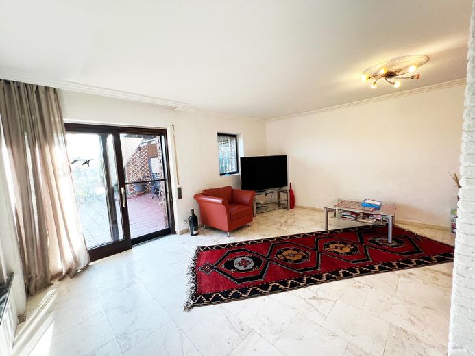 Lichtdurchflutetes Wohnz.