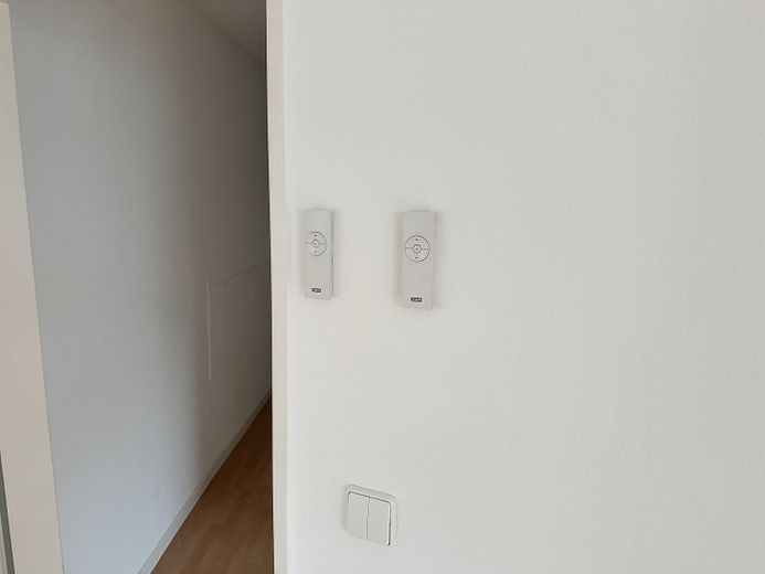 Bright 2-room attic apartment with fitted kitchen in a central location – Elektrische Rolladensteuerung