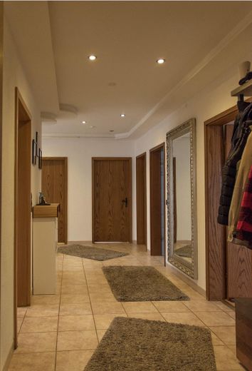 Exklusiver freistehender Bungalow mit Einliegerwohnung, Fernblick, Doppelgarage & großem Garten – Foto 9