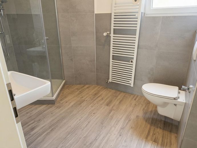 Completely renovated 4-room apartment, approx. 120 m², at Dellplatz Duisburg – – Badezimmer