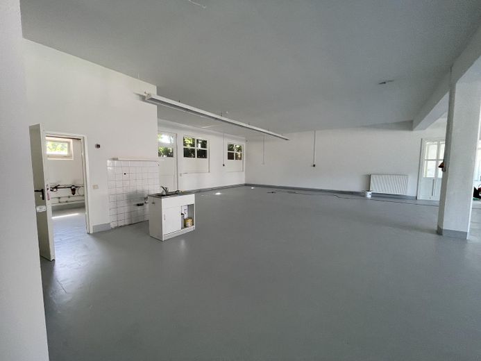 Freshly renovated! 885m² Elegant & Attractive commission-free commercial space in Winsen (Luhe) – Halle 2