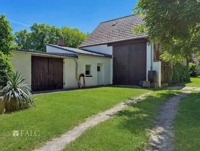 Provisionsfrei. Großzügiges Einfamilienhaus mit PV-Anlage und idyllischem Grundstück! – Innenhof
