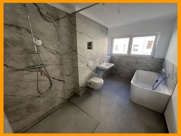 Second occupancy after new construction! Great 4-room ground-floor apartment with a large balcony and elevator, in a quiet location in Gera! – Photo 1