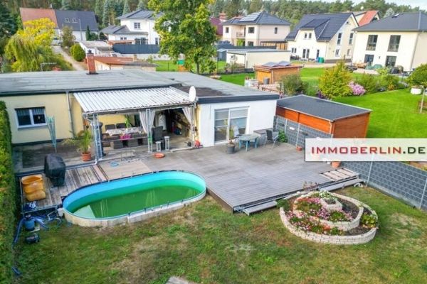 IMMOBERLIN.DE - Sympathischer Bungalow mit Garage & großem Sonnengarten in familienfreundlicher Lage