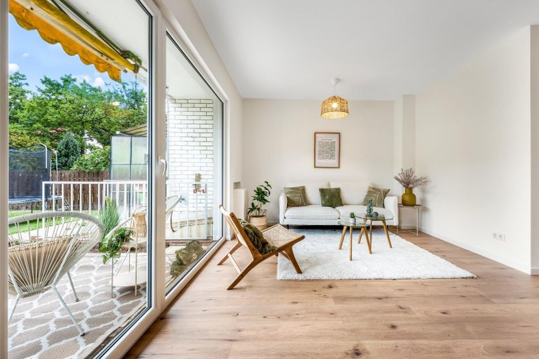 Frisch renoviertes Familienglück mit 5 Zimmern und Garten in Bremen-Vegesack – Wohnzimmer