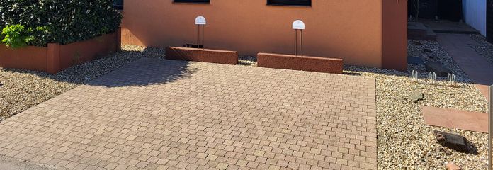 Außenansicht mit Parkfläche