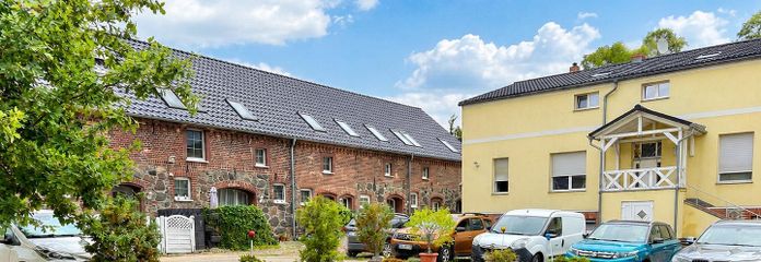Drei-Zimmer-Dachgeschosswohnung auf Vierseitenhof 30 Minuten von Tesla Gigafactory – Innenhof