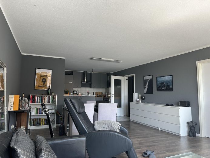 Luminoso apartamento de 2 habitaciones con amplia zona de estar y plaza de garaje subterráneo en Witten Annen – Wohnzimmer Blickrichtung Küche