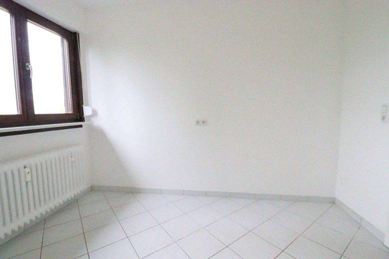 WRS Immobilien - Rockenberg -  MFH mit 9 Einheiten + 6 Einzelgaragen - Renditesteigerung auf 4,94 % – DG - freie Wohnung - Küche - Bild 2