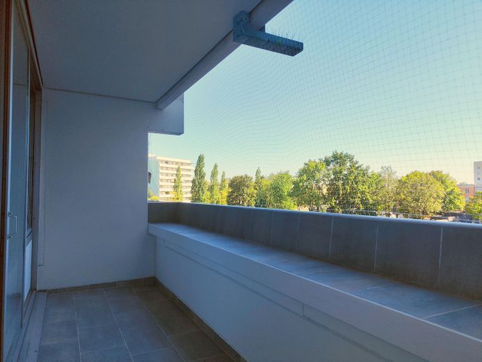 von Privat – Helle 2-Zimmerwohnung mit großer, wettergeschützter Südwestloggia – München-Bogenhausen – Loggia