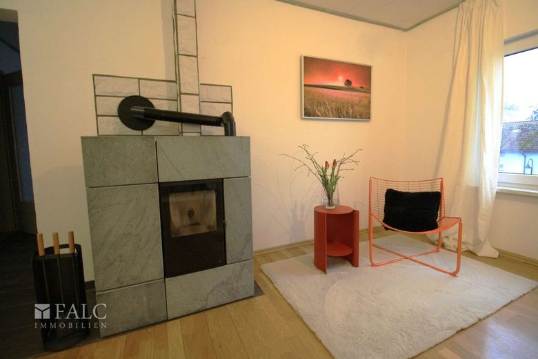 Natur - Aussicht - Zuhause: Tolles Einfamilienhaus mit großem Grundstück – Wohnbereich mit Pellet-Ofen