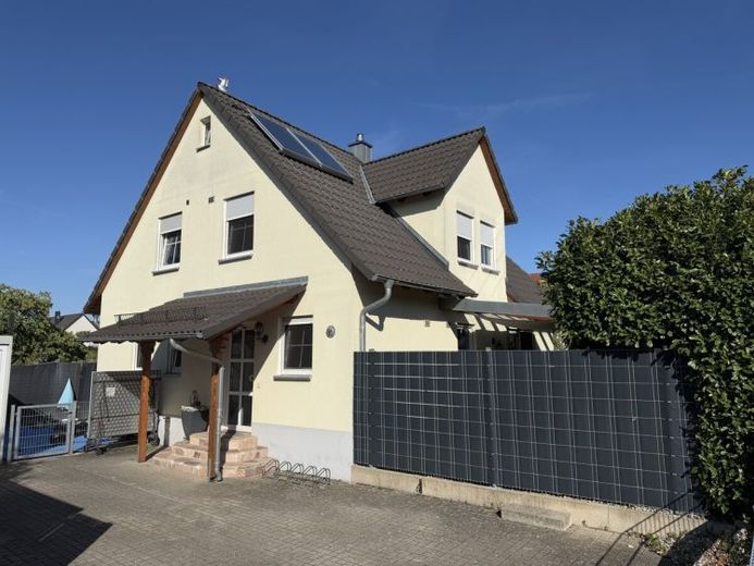 Abitare e lavorare in un unico luogo – Casa unifamiliare con ufficio e garage – Foto 1
