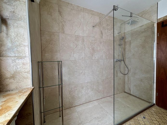 Großzügige, stilvoll möblierte 4-Zimmer Wohnung in Südlage zu vermieten – Große begehbare Dusche
