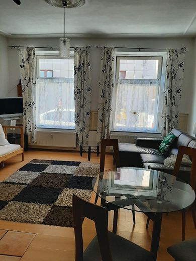 Appartamento di 2 locali parzialmente arredato, ca. 60 m² al piano terra con cucina soggiorno e spazio esterno – Wohnbereich