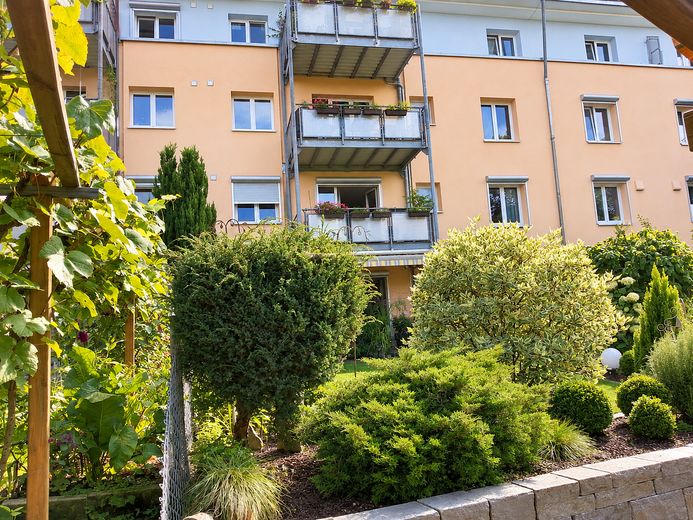 Modernisierte 3-Zimmer-Wohnung mit großem Westbalkon ins Grüne und TG – provisionsfrei – Hausansicht hinten