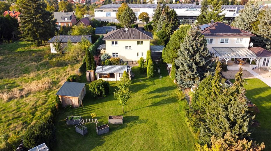 Ihr privater Süden bei Leipzig: Stadtvilla auf 3.283 m² mit Wintergarten & Hot Tub – provisionsfrei – Gartenansichten