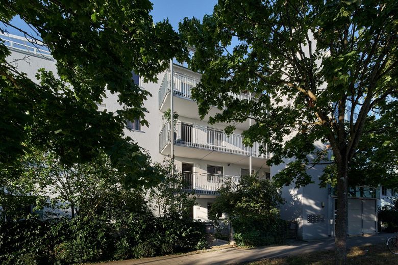 Highlight im Röthelheimpark - bezugsbereit, 4 Zimmer, großer Garten mit Pool – Ansicht Straßenseite