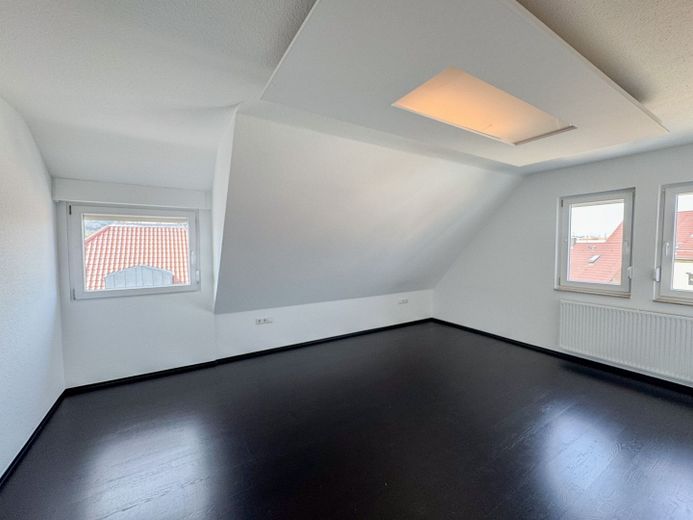 Helle und großzügige 3,5-Zimmer Maisonettewohnung mit EBK und Balkon! – Ebene 1 - Schlafzimmer 1