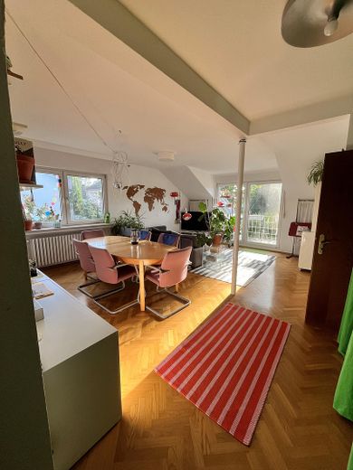 Sonnige Dachgeschosswohnung in Köln-Weiden – Wohnzimmer