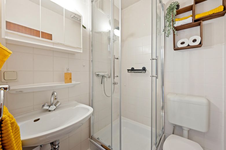 Modernes Bad mit Dusche