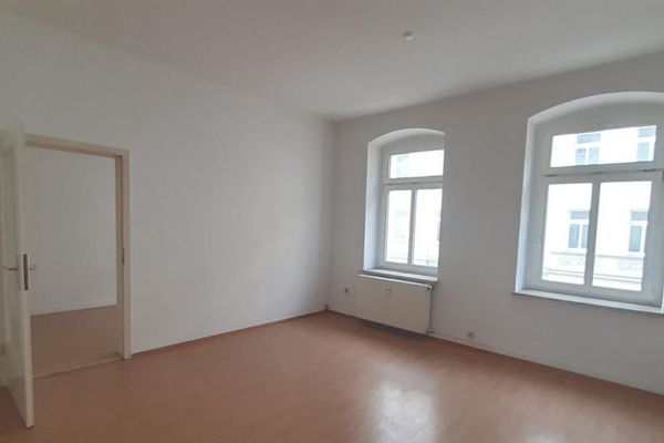 WG-Wohnung mit 4-Zimmern, 2.OG mit 2 Bädern und 2 Küchen in Gera