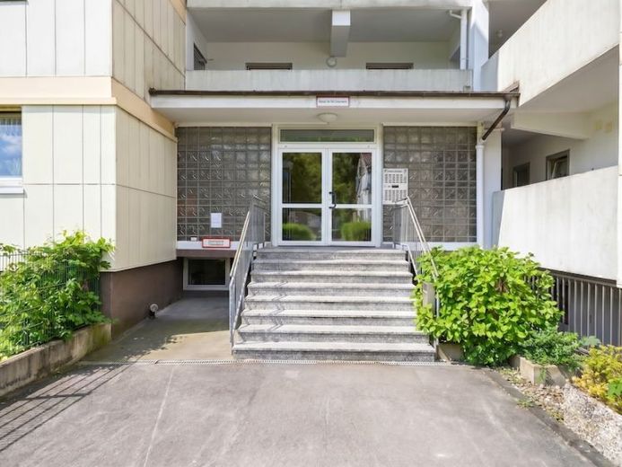 Modernisierte 2 Zimmer Wohnung mit zwei Balkonen im Erdgeschoss – Foto 1