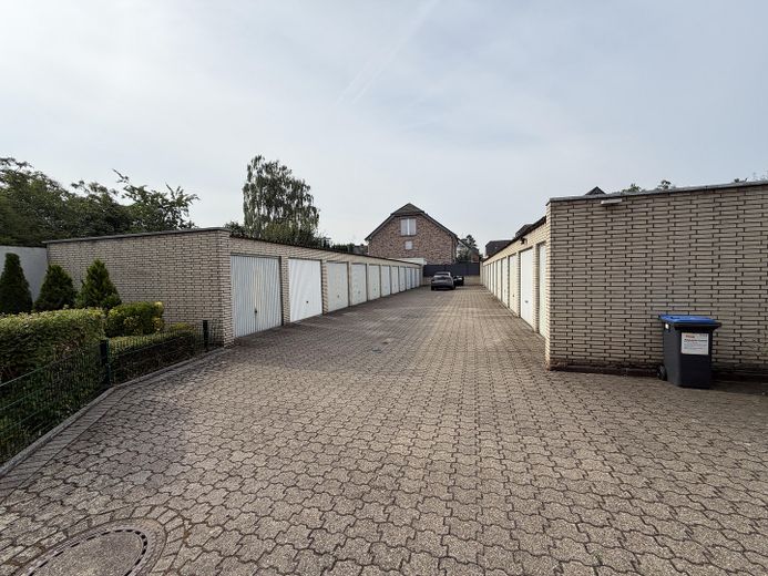 Garagenhof mit 17 Garagen zu verkaufen – Garagenhof