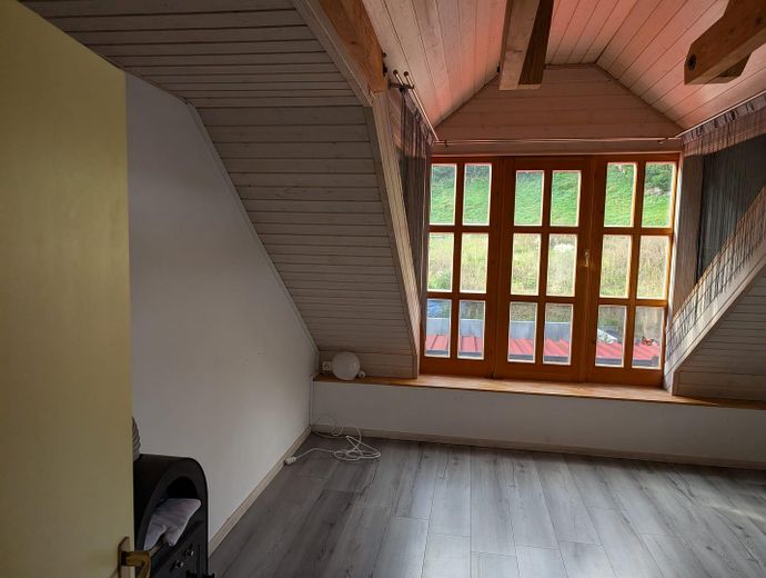 Wohnzimmer mit großer Gaube