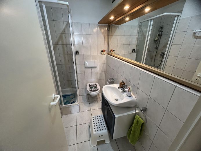 شقة فسيحة من 4 غرف بارتفاع سقف يزيد على 3 م، وشرفتين وموقفي سيارات – Duschbad / Gäste WC
