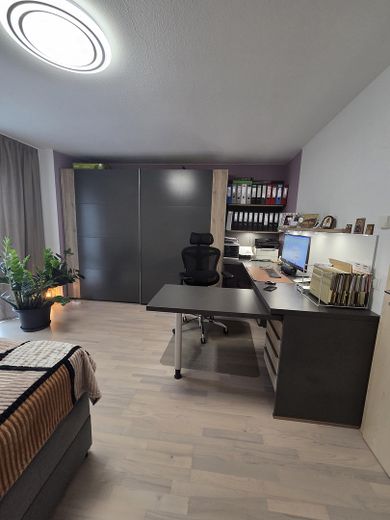 Hausgefühl statt Wohnung: Moderne 3-Zi.-Maisonette mit Garten, Terrasse & Balkon (BJ 2013) – Arbeitsbereich