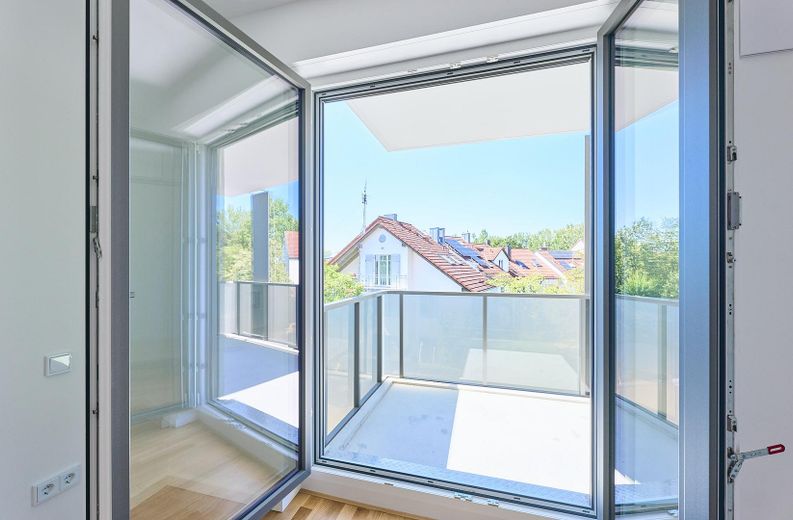 Neubau: Helle und ruhige Zwei-Zimmer-Wohnung mit luxuriöser Innenausstattung mit Balkon und EBK – Balkon 1