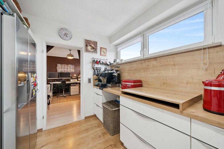 Großzügige 3-Zimmer-Maisonette in Landshut mit Loggia, Aufzug und Tiefgaragenstellplatz inklusive – Küche