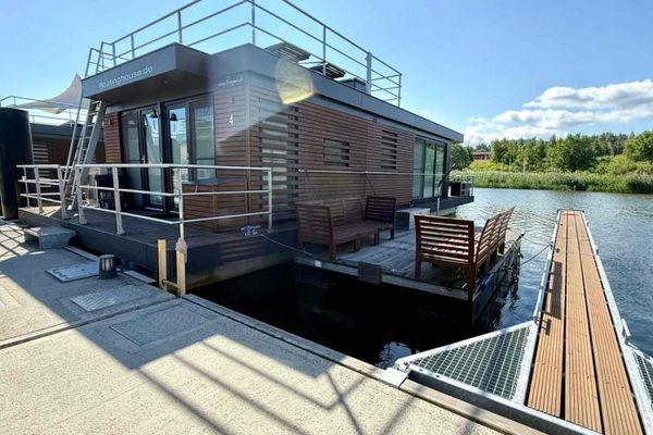 Una casa di tipo speciale – casa galleggiante con terrazza sul tetto