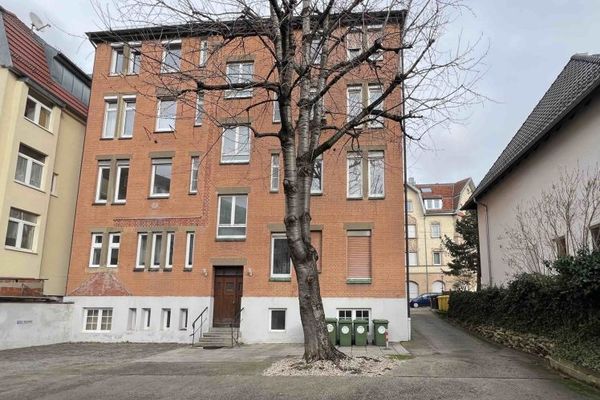 70186 S-Ost: appartamento di 5 locali, piano terra, in posizione tranquilla e tuttavia centrale.