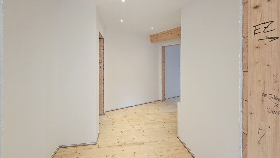 Stadtvilla mit kleinem Garten - Neubau Massivholzhaus am Waldrand mit 180m² Wohnfläche – Der Ankleidebereich