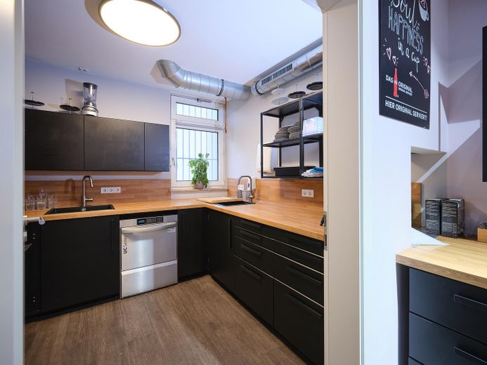 Stilvolle Gewerbefläche im Ortskern von Weißbach – ideal für Büro, Praxis oder Studio – Küche