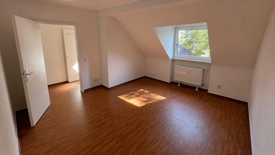 Keyifli 42 m² – merkezi konumda 2 odalı çatı katı dairesi – Wohnzimmer
