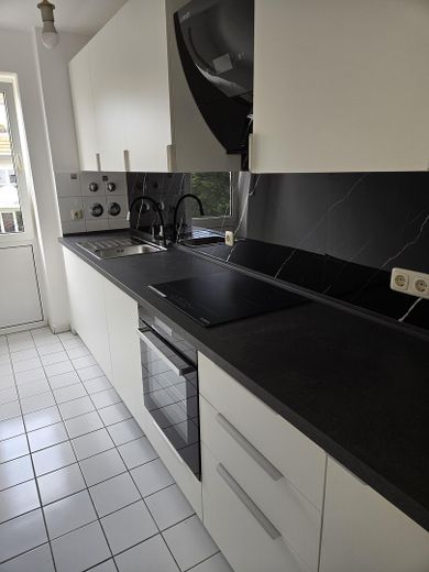 Freie, helle 2-Zimmer-Wohnung mit neuer Einbauküche und kleinem Wintergarten – neue Einbauküche 