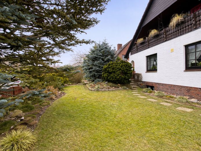 Einfamilienhaus mit ca. 325 m² Wohn- und Nutzfläche in ruhiger Wohnlage von Trittau – Vorgarten