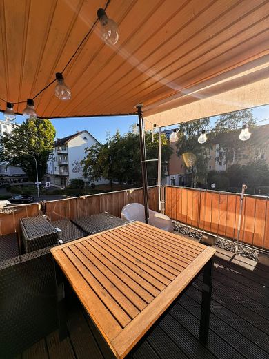 1,5-Zimmer möblierte Wohnung mit Balkon in zentraler Lage – Balkon mit Markise