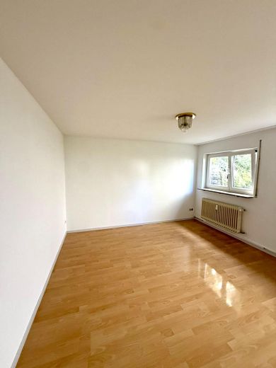 Gerenoveerd appartement voor forenzen, studenten met inbouwkeuken en badkamer met daglicht – Wohnzimmer - frisch gestrichen